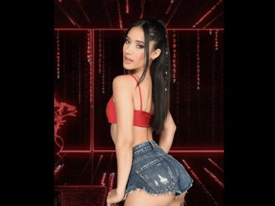 Carolina Guerrero in skimpy denim shorts